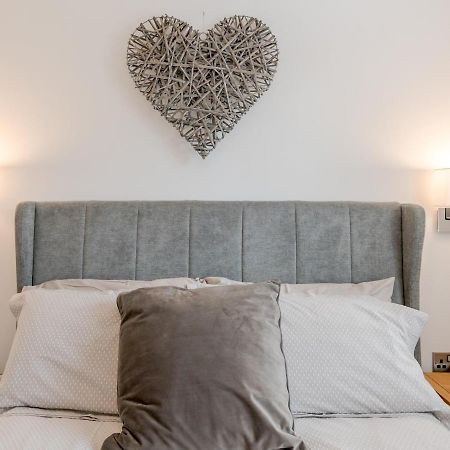 Pass The Keys 1 Bed Albury Contemporary Apartment With Secure Parking シュルーズベリー エクステリア 写真