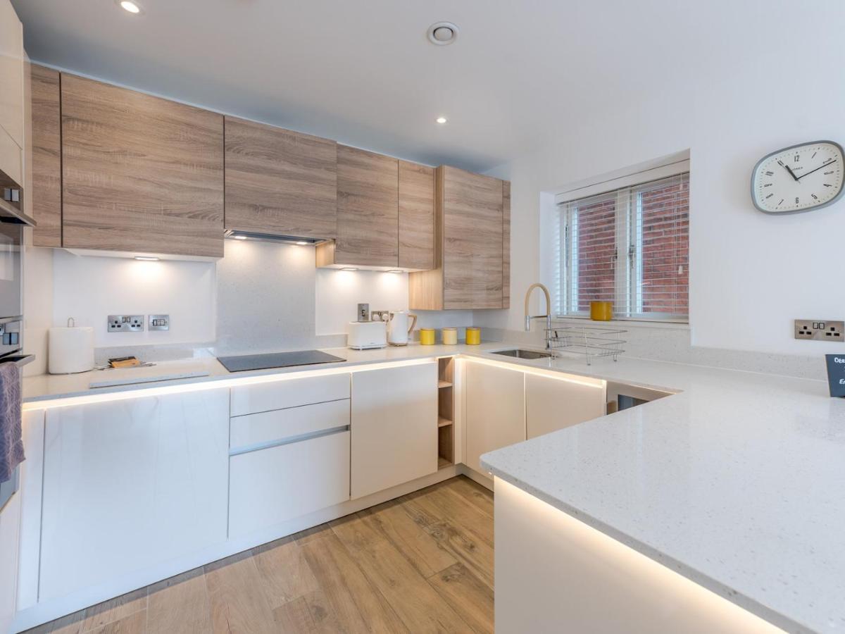 Pass The Keys 1 Bed Albury Contemporary Apartment With Secure Parking シュルーズベリー エクステリア 写真