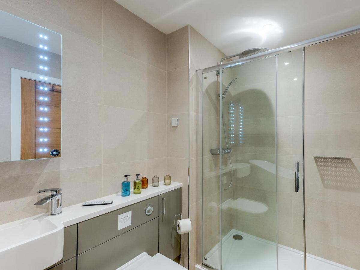 Pass The Keys 1 Bed Albury Contemporary Apartment With Secure Parking シュルーズベリー エクステリア 写真